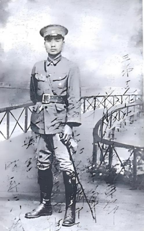 【汤恩伯说：日本仍然是一头狼】 日本投降后，汤恩伯任京沪警备司令，在南京多次