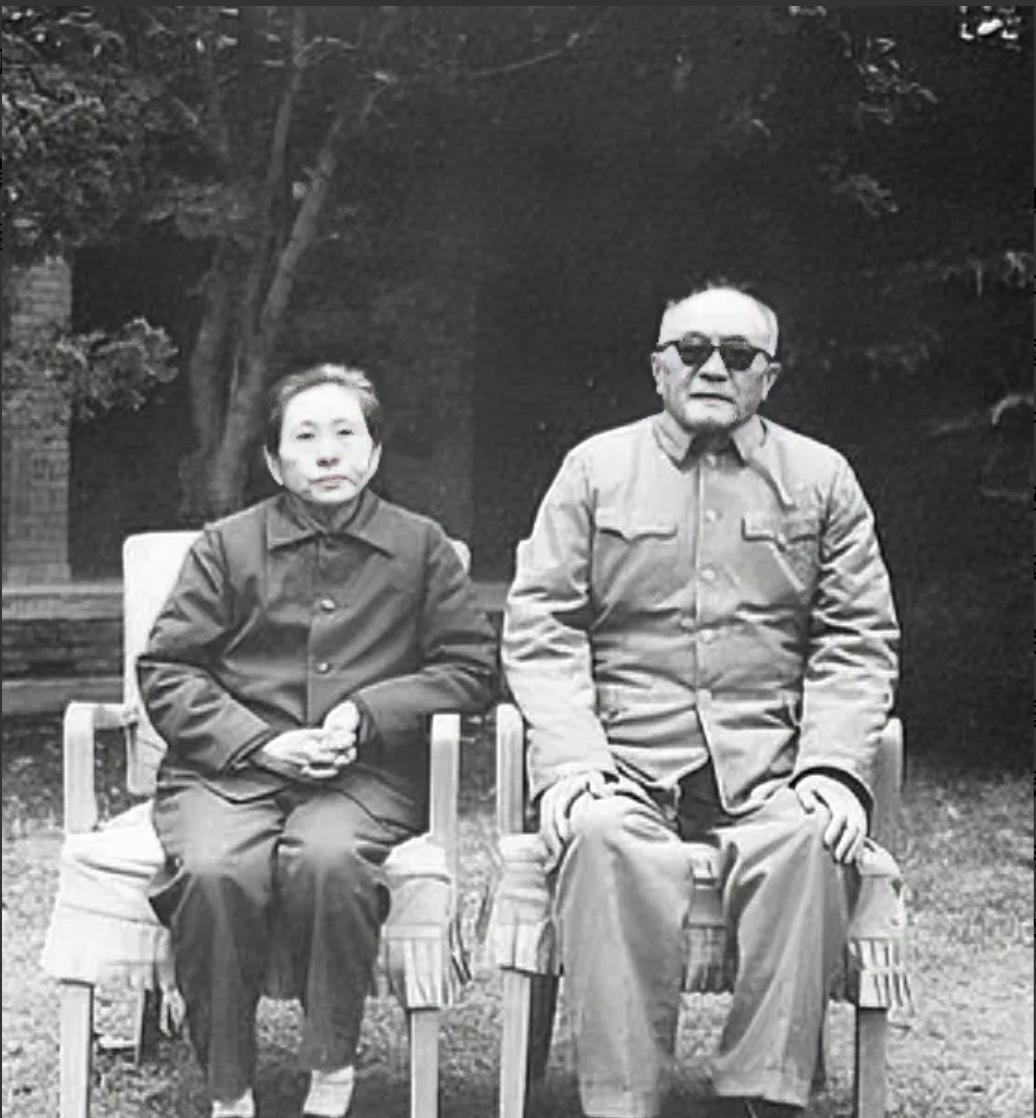 1941年，黄克诚娶了23岁的女学生唐棣华，婚前，黄克诚却对她说：“我的岗位比你