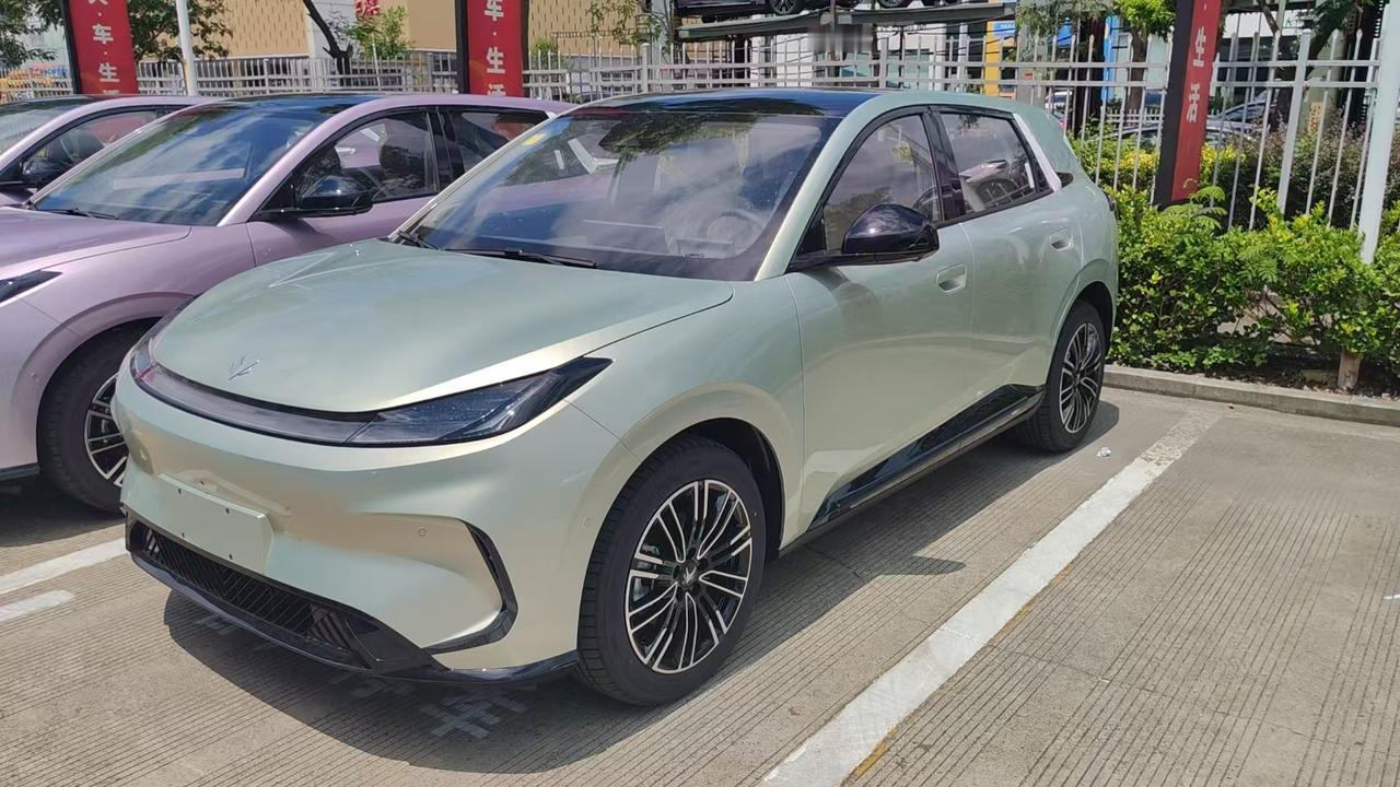 即将上市的极狐T1，定位是一款精致SUV，实车到店实拍，颜色为秘色青。极狐t1