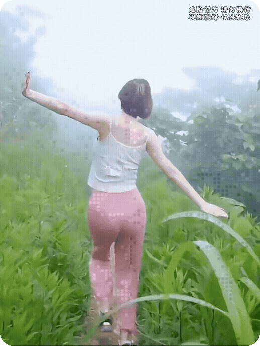 妹子没有摔倒之前，一切岁月静好！网友:其实摔倒也挺好…笑！高清美女