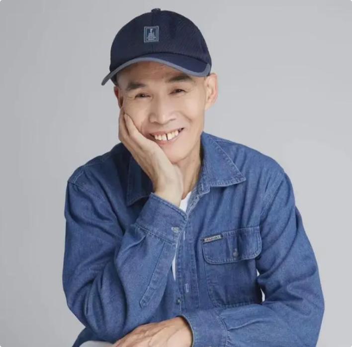 复旦大学的梁永安教授说：“上班的意义是什么？喝单位的水，用单位的电，单位的厕所
