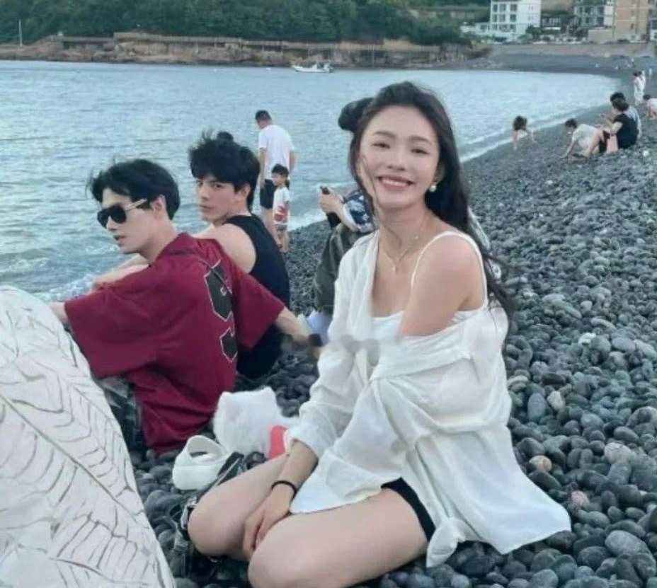 林允去海边玩居然没有路人认出来，那两个男生也不去要个签名​​​