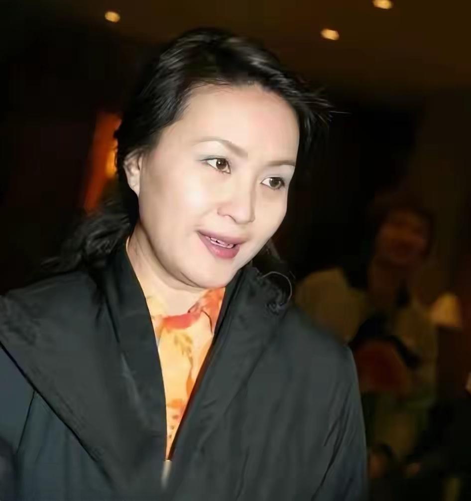 方舒老了，与年轻时貌若两人，多年没有在银屏上见到她了。她经历了两次