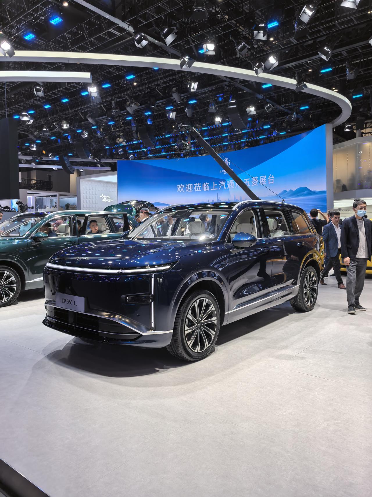 五菱星光L是一款插电混动的大六座SUV。车身尺寸方面，长4米98、宽1米93、高