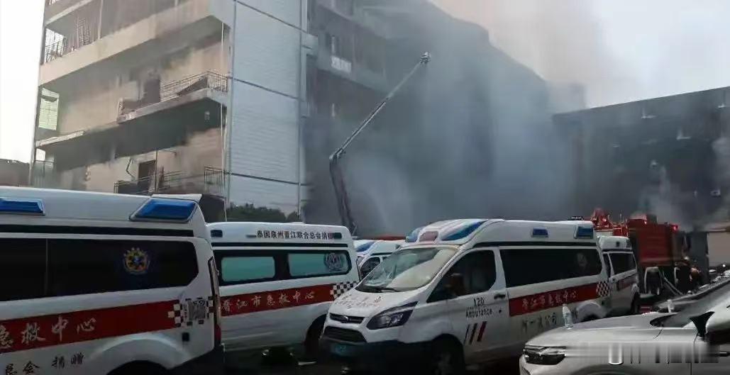 凌晨两点，泉州晋江一个鞋厂老板坐在空车间里。机器全关了，灯只开了一盏，地上还散着