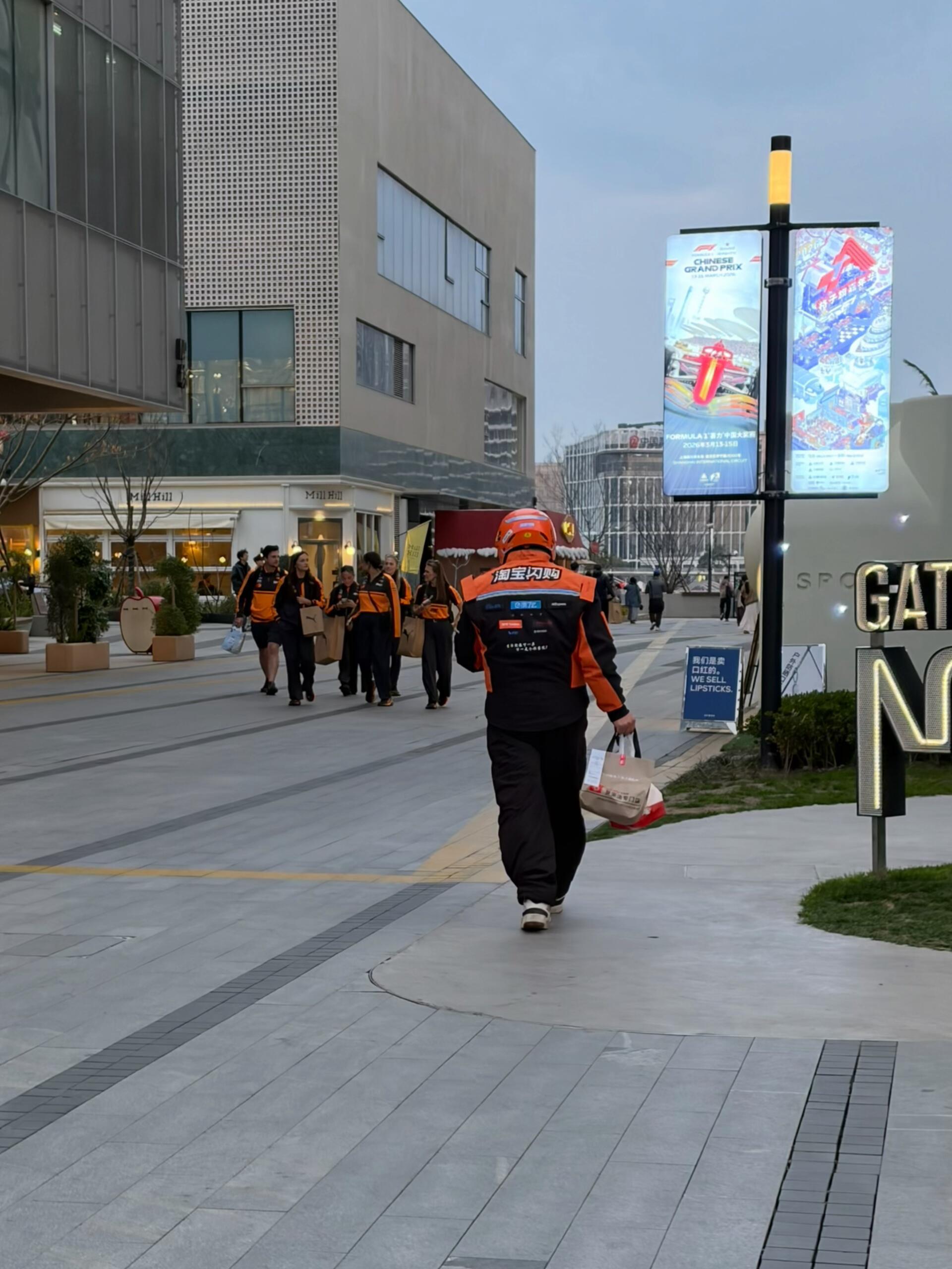 迈凯轮员工与淘宝闪购骑手工服的世纪同框老外回国感叹：“在中国，赛车文化很浓厚，大