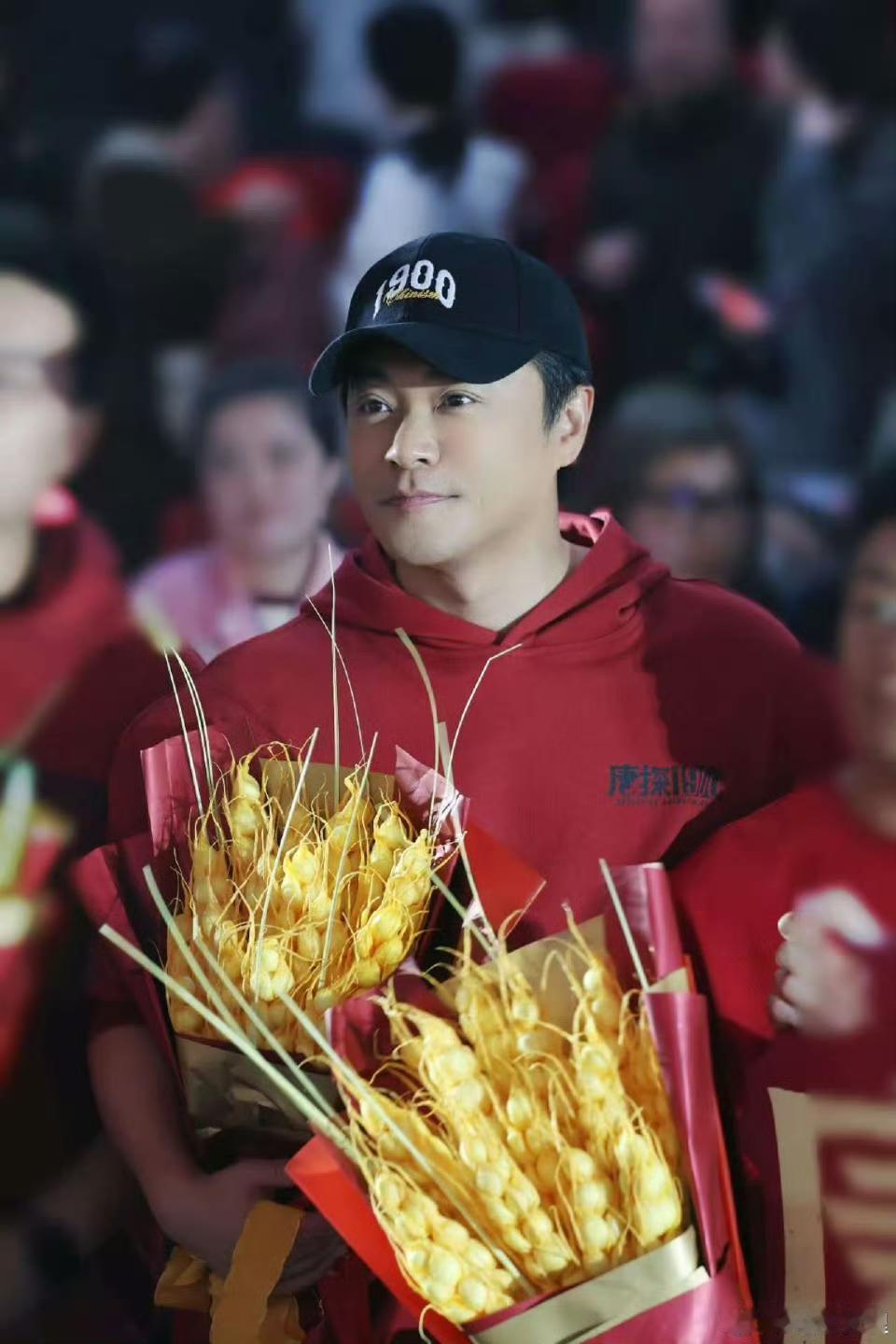 3个细节曝光！陈思诚戴墨同拿金鸡最佳导演，谁是真王者？金鸡奖后台，两座奖杯同