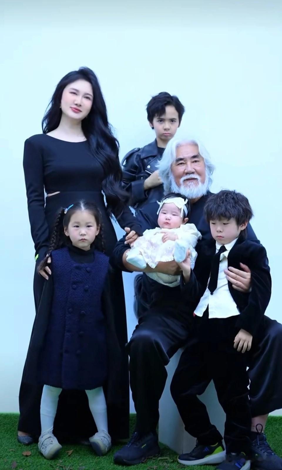 杜星霖直播透露正在备孕五胎，一旁75岁的张纪中，只是默默点头附和。仔细想想，他好