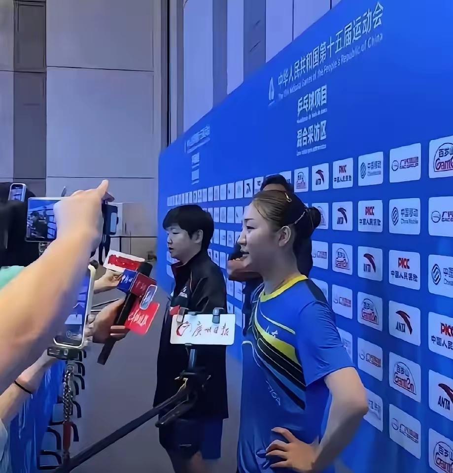 发现了吗？陈梦和孙颖莎做了一件所有人都期待的事。孙颖莎曾经是陈梦的陪练，后来