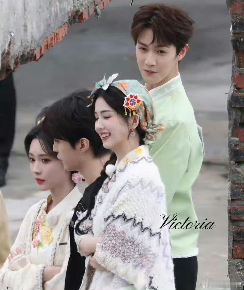 网友开始嗑李昀锐和白鹿，主要源于两人在多个公开场合自然流露的默契互动与高颜值同框