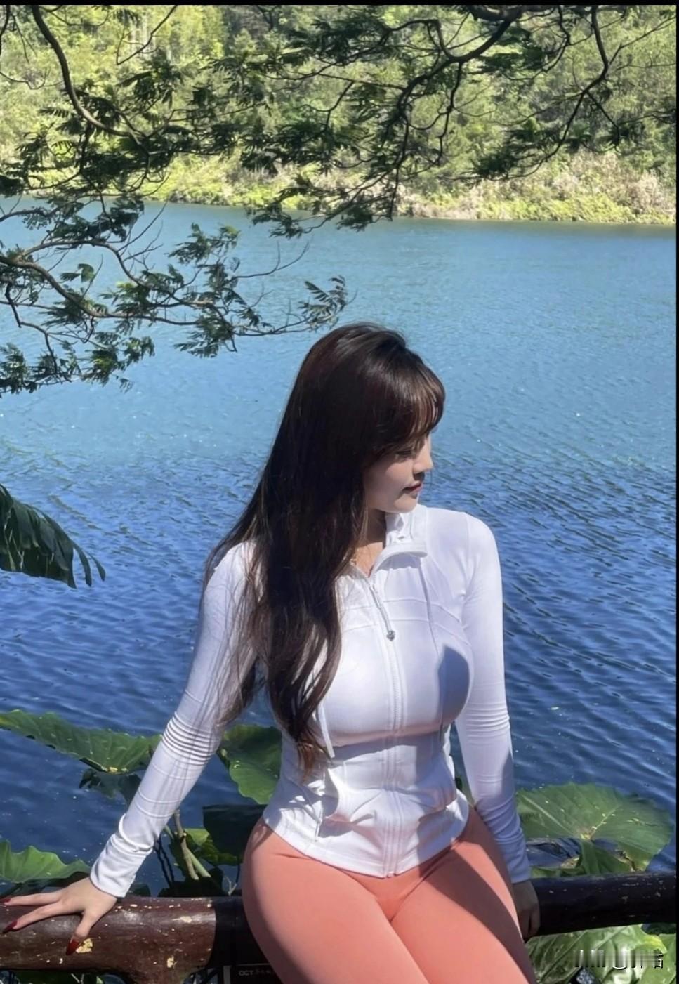 美图欣赏，看图写诗《溪畔晴光》七言绝句平湖漾碧映绿枝，飞瀑流泉落玉卮