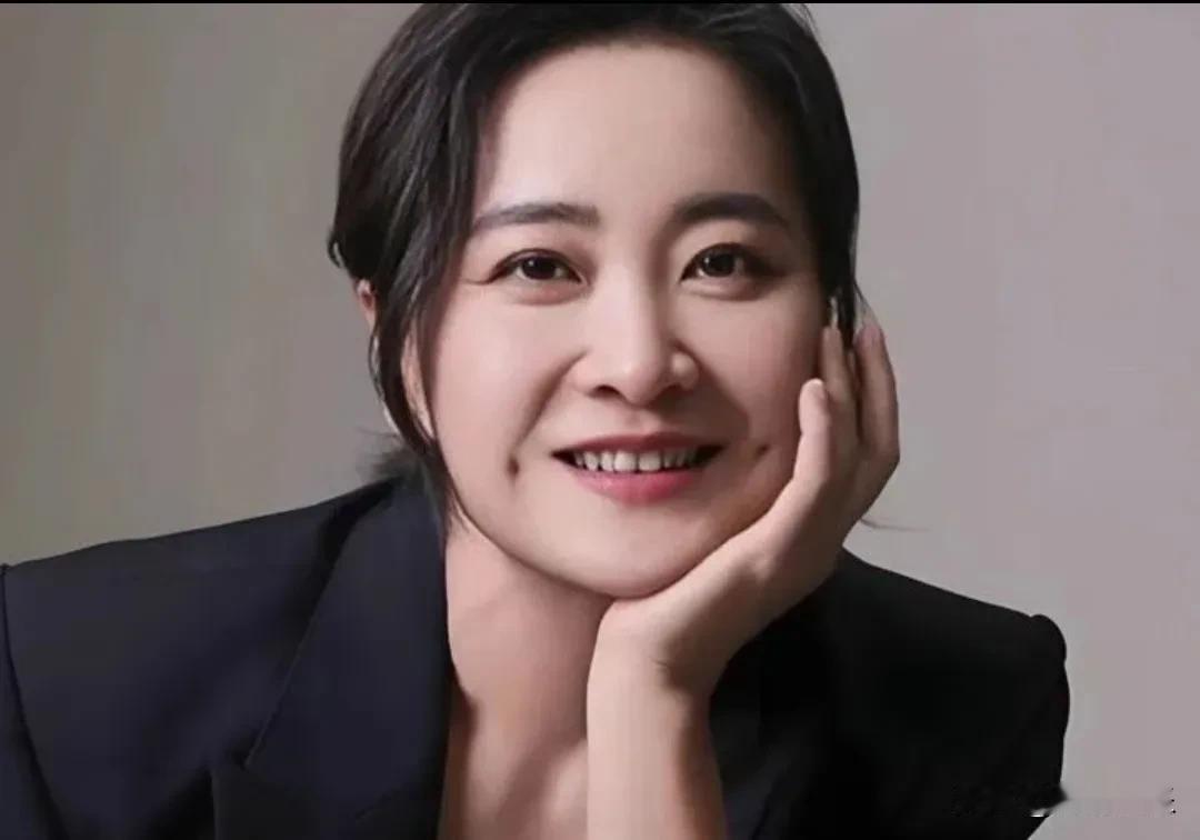 贾玲，太有格局了！大家是不是总觉得贾玲天生就特喜庆、特能闹？其实雷佳音早爆料