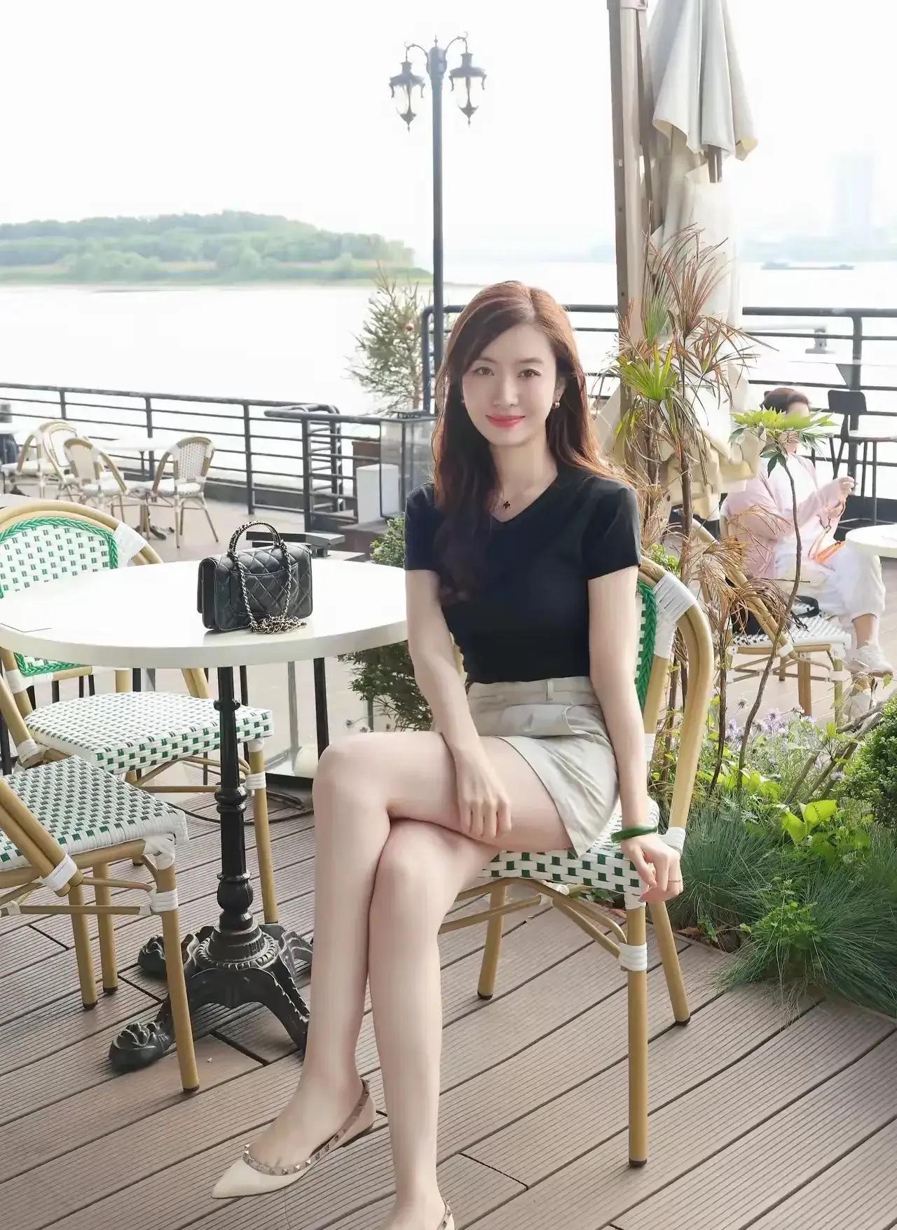 如果她还没结婚的话，你愿意追她做女朋友吗？