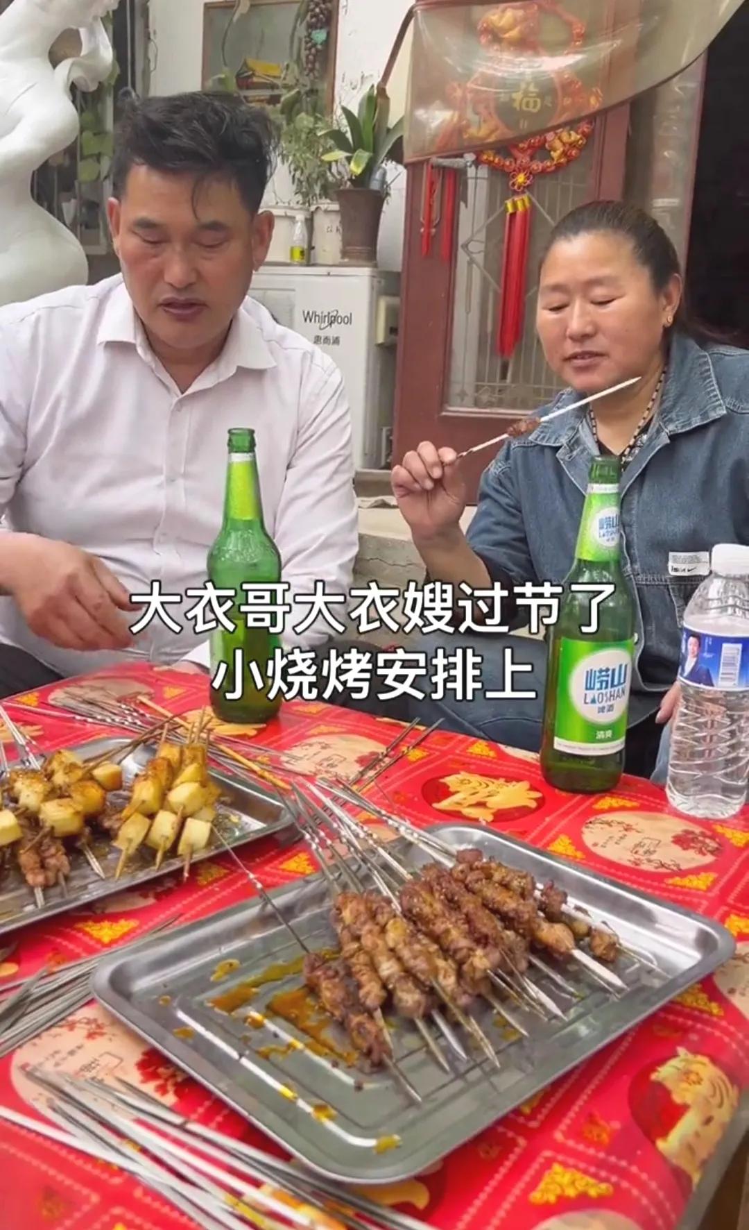 小酒小话小烧烤，大衣哥这辈子活的通透。近期，大衣哥吃烧烤的画面引起大家的关注