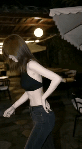 姑娘家晚上一个人出来不安全，我送你回家吧[害羞]