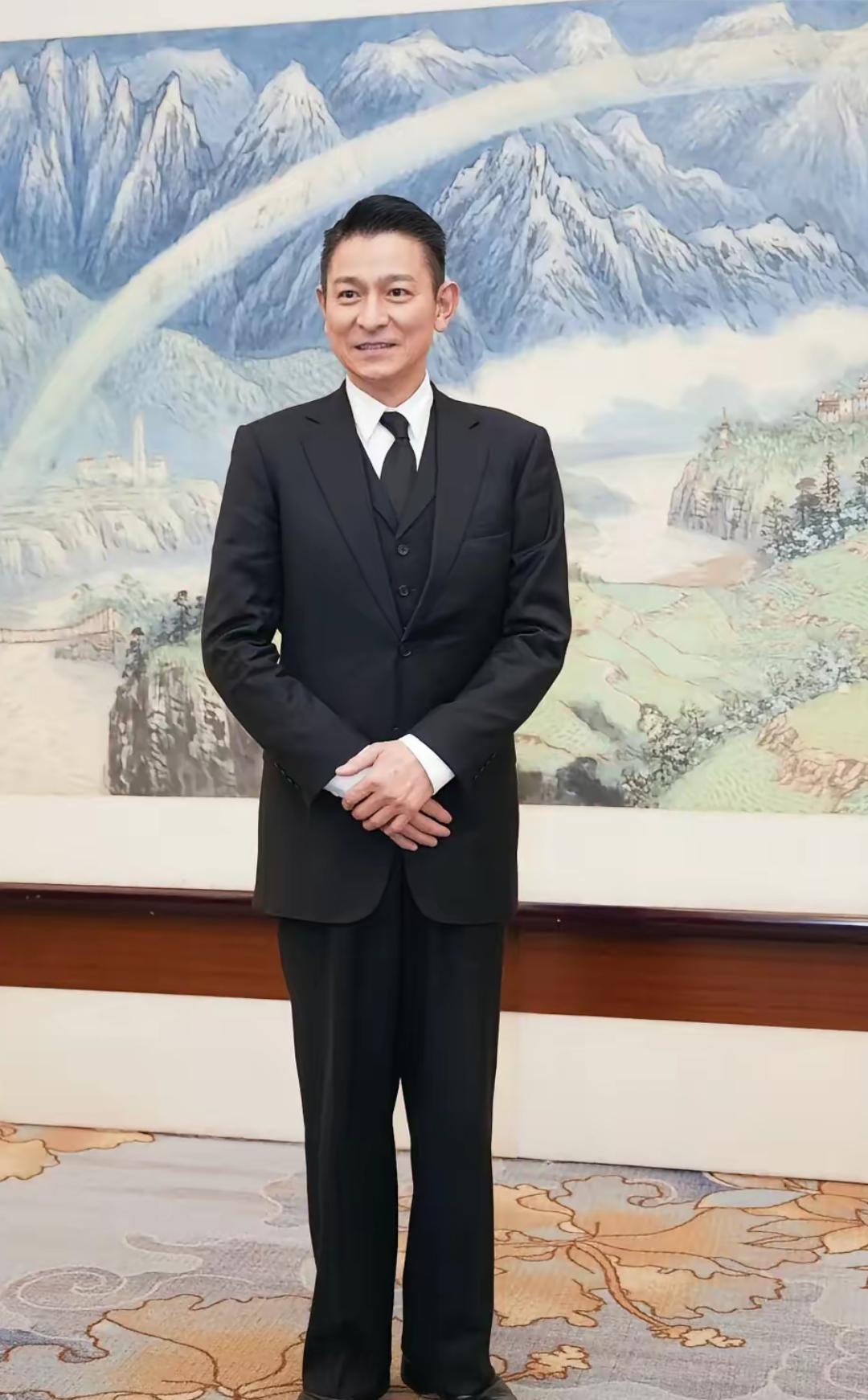 64岁的刘德华再上央视新闻联播，穿着西装打着领带的他实在太帅了。