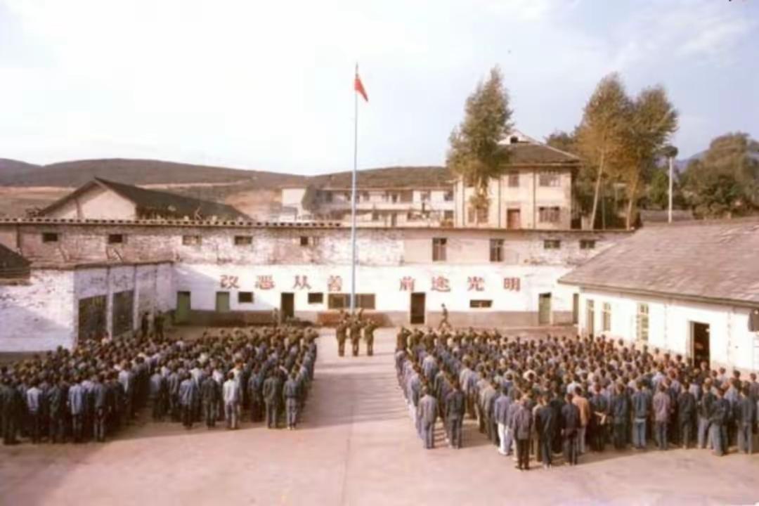 你见过坐牢的同学吗？十几年前，我们单位组织参加警示教育，去了省直属监狱。在罪犯