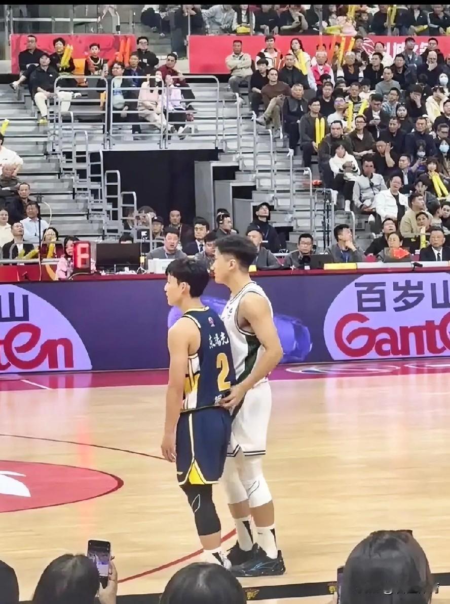黄荣奇这真的老六行为，徐杰和他关系这么好，他转会到南京同曦后，首场面对到广东队，