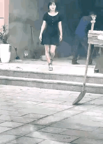 妹子被截胡后，瞬间换了一副表情