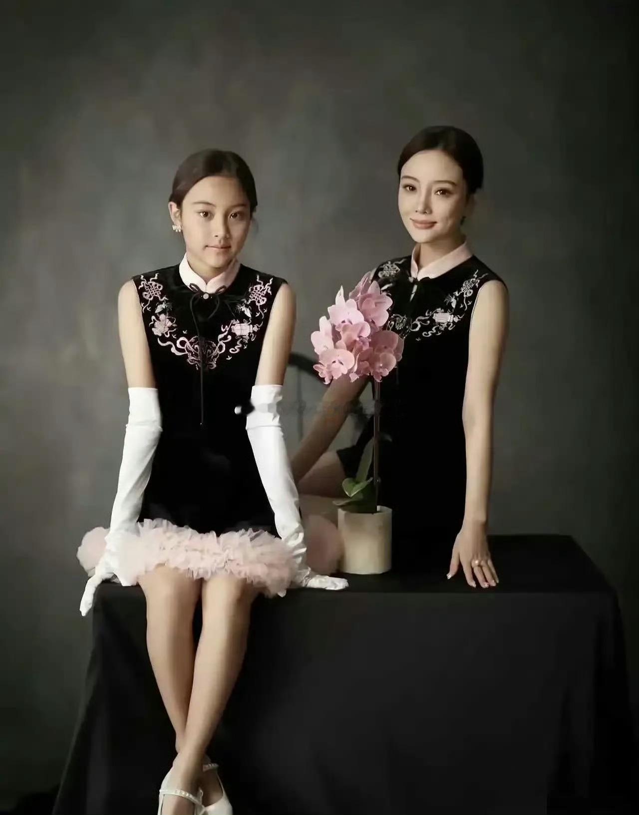 这简直长的一模一样，一看就亲生的，鉴定费都省了