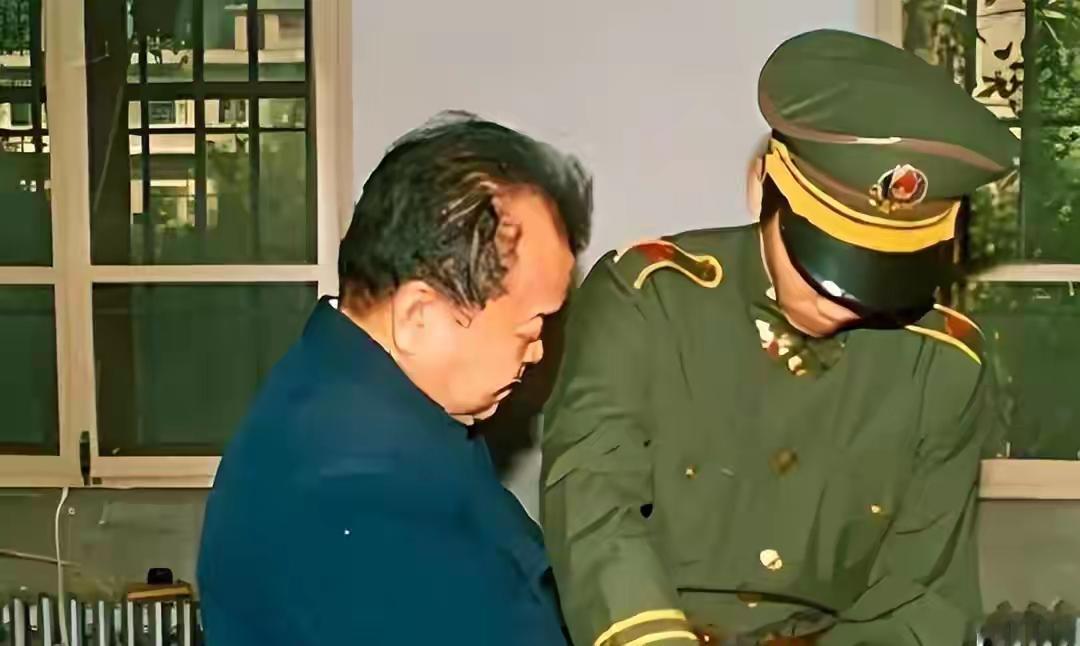 退休多年的老民警晚节不保！前几天我们听说一个消息，一个曾经的同事，已经退休多年