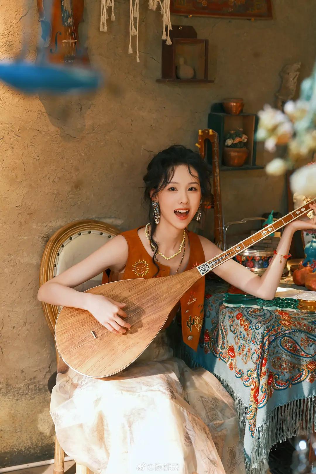 陈都灵生日快乐希望你每天都能笑的这么开心[抱抱]​​​