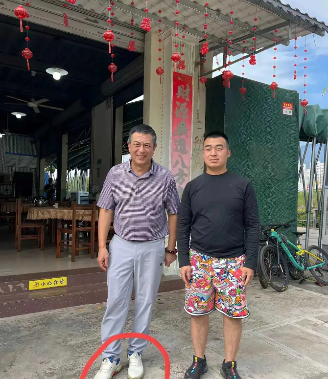 你俩眼珠子是拿胶水粘的吧？