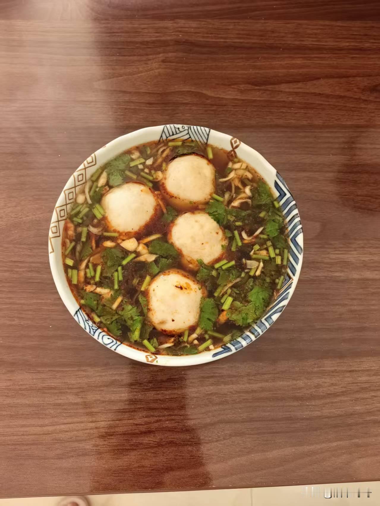 我跟食堂阿姨说少打点米饭，最近减脂。阿姨点点头，手一抖，米饭直接堆成小山。我