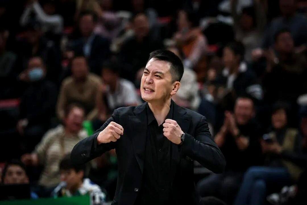 中国男篮输给日本那场球，杨鸣在台下的几句点评，直接扯下了遮羞布。场上被对方贴