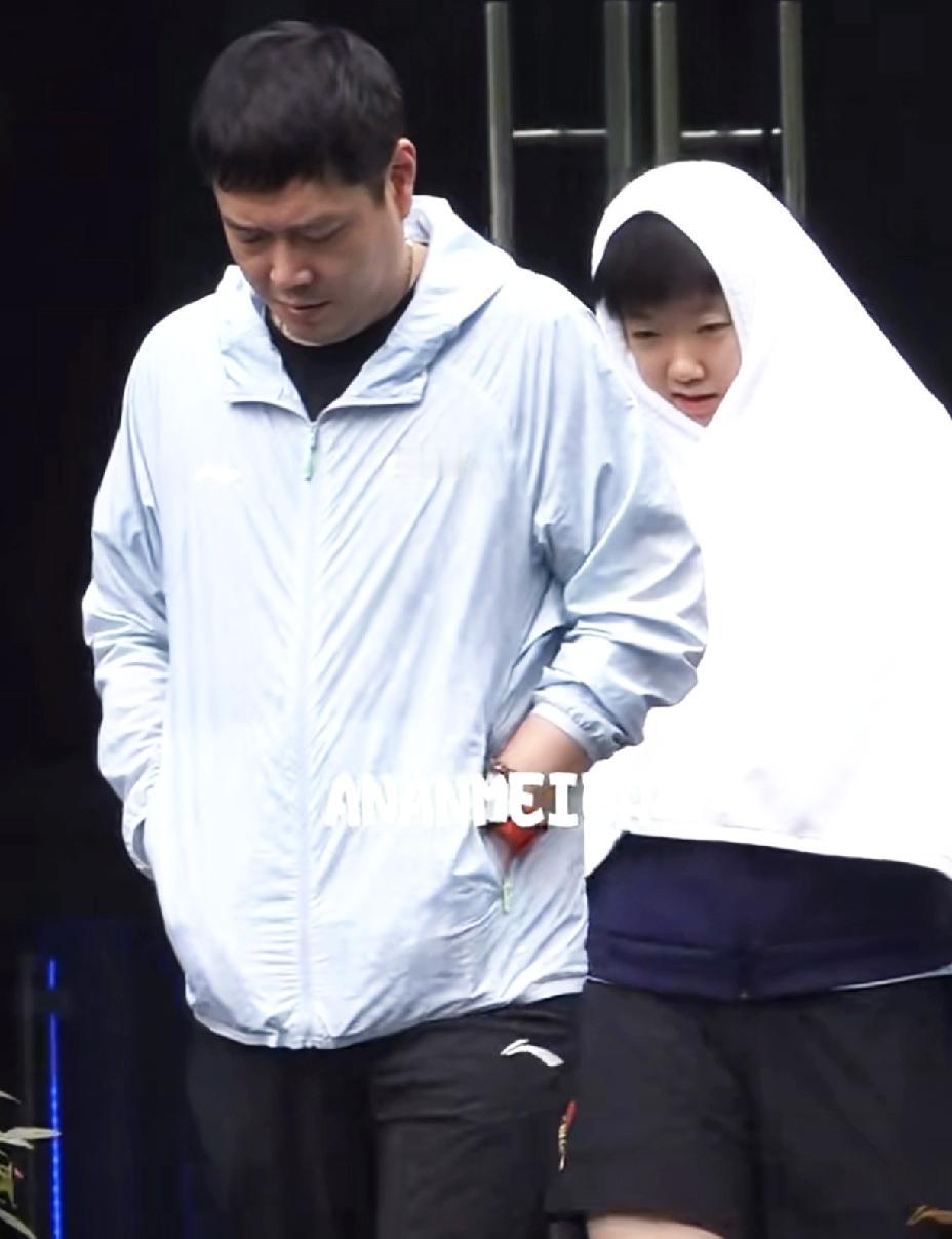 莎莎又是头顶毛巾的一天，外边飘着小雨。伞都不用拿，顶块毛巾全都解决了，可