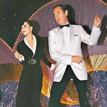 1985年的一个深夜，34岁的狄波拉盛装打扮后，敲开了赌王何鸿燊的房门，她开门后