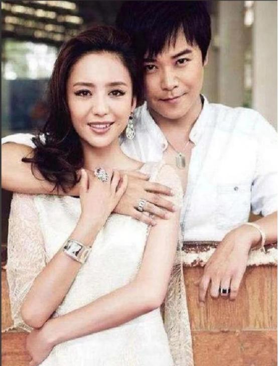 佟丽娅的经纪人对胡军和李乃文说：“丫丫有早起的习惯，她不睡懒觉。”胡军：