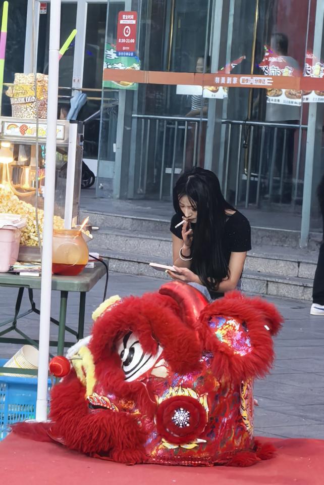这几天不停地跑沈阳和北京，都是大都市，发现一个现象，女性尤其是比较年轻的女性，吸