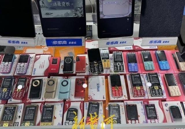 一台按键清脆、屏幕不大、只能打电话发短信的小手机，竟然在年轻人中悄悄翻红。它没有