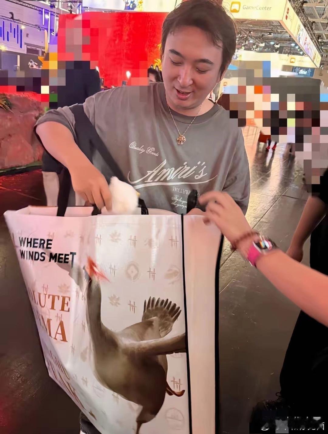 王思聪现身德国游戏展的现场抓拍图在网上传得满天飞，现场粉丝递来游戏周边玩偶，他接