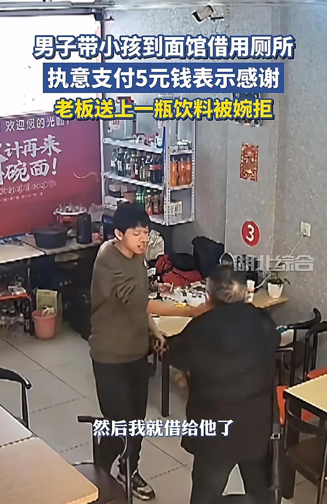 “这家老板的格局想不发财都难！”，黑龙江佳木斯发生一件有格局的事，一男子一大早带