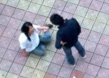 贵州，男子发现妻子与他人关系暧昧，便纠集亲属到第三者家中理论。见第三者躲着不出面