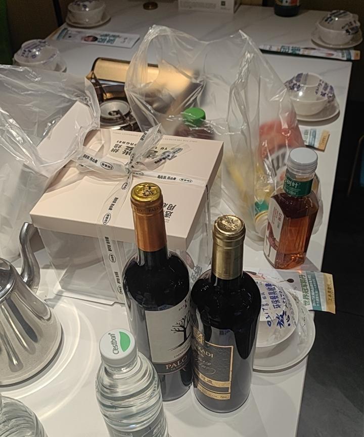 周日给俩娃庆生，全家浩浩荡荡杀到0317餐厅，落座才发现没人带白酒。儿子以为老