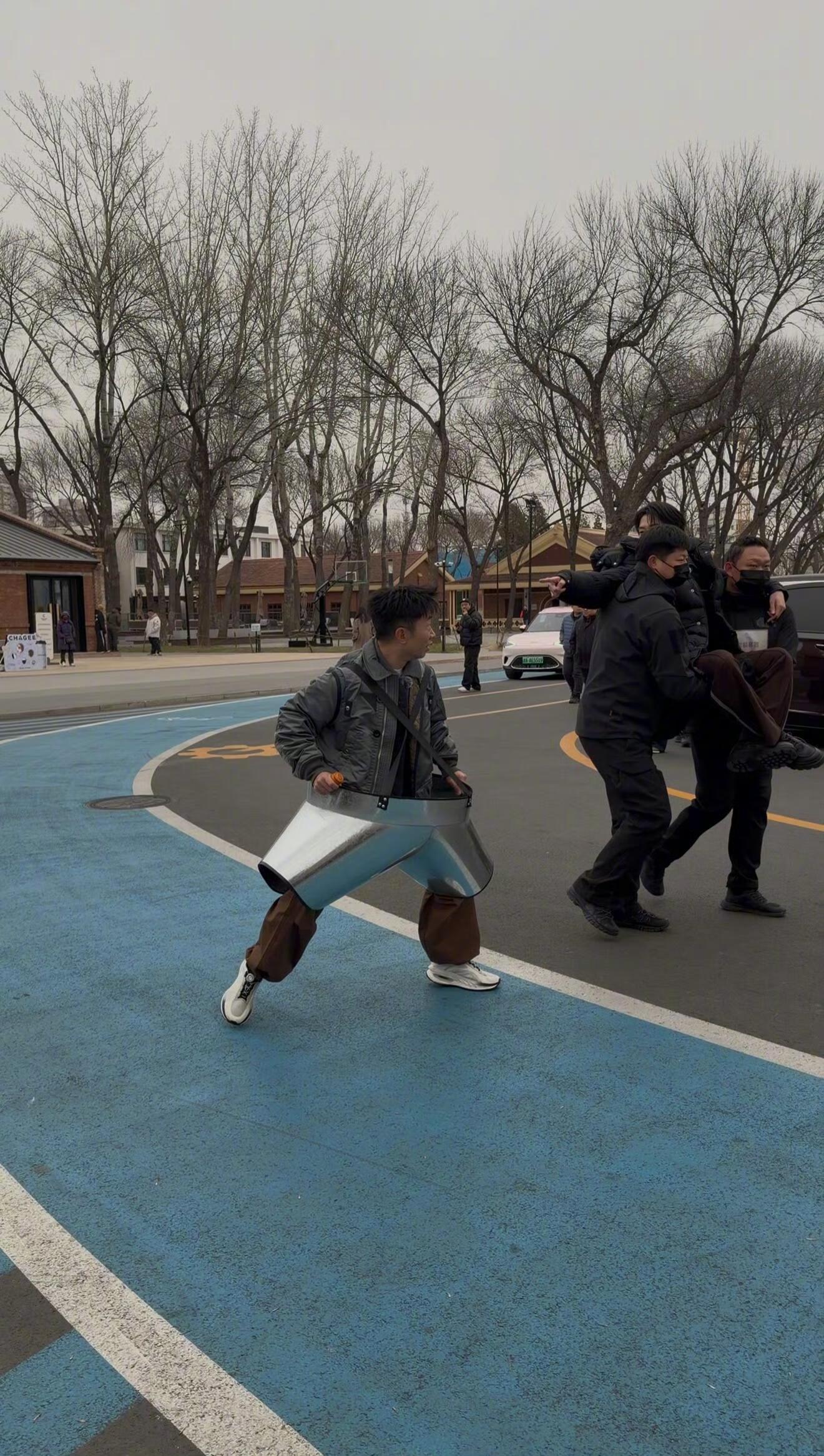 请魏大勋正面回复杨迪熟人局的吐槽杀伤力还是太强了！杨迪直接给魏大勋颁发跟疯王认