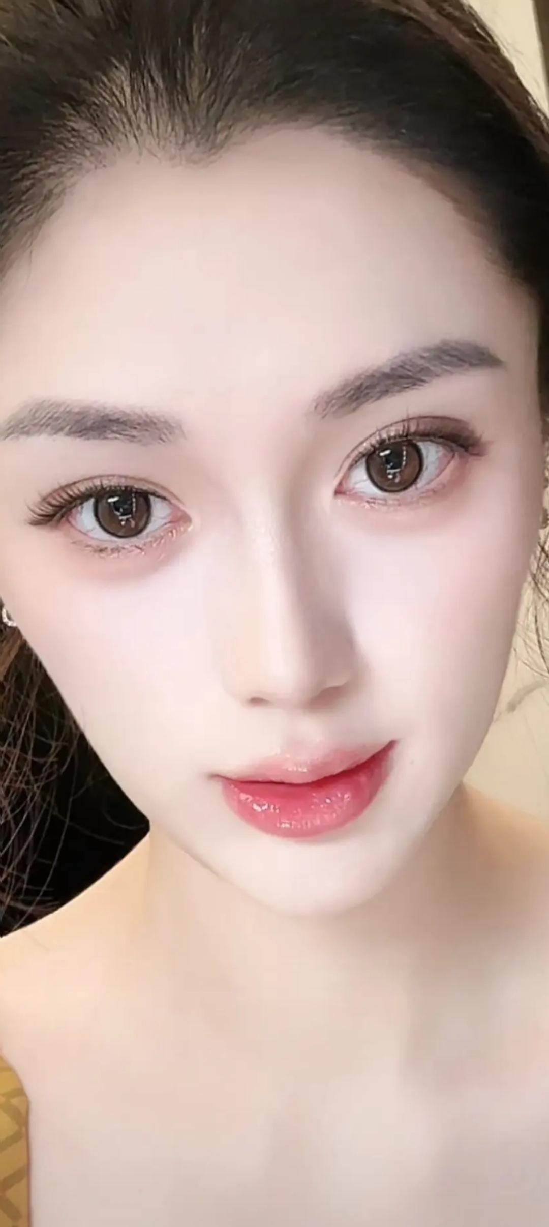这位小姐姐妆容精致，皮肤好美。