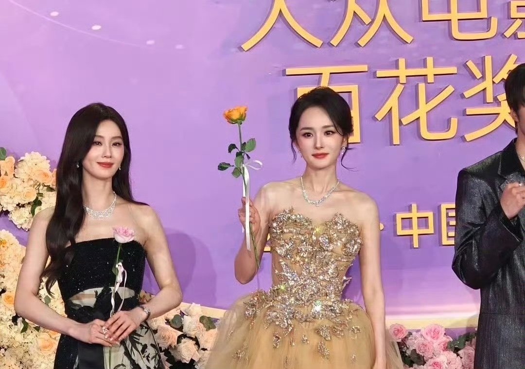 杨幂刘诗诗百花奖互动杨幂主动牵刘诗诗杨幂主动牵刘诗诗