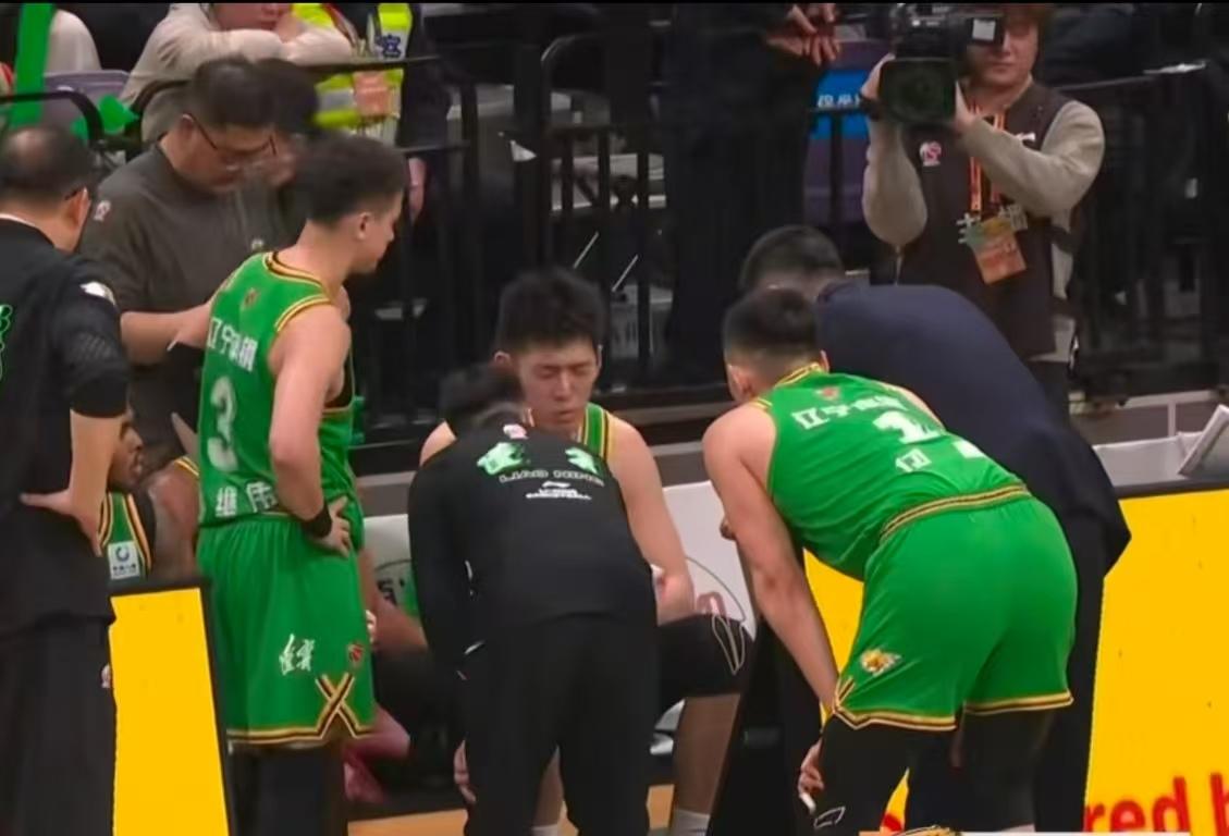 辽宁队现在是一言难尽：1，赵继伟很无奈，伤愈刚刚复出，需要找状态+他送出的妙传