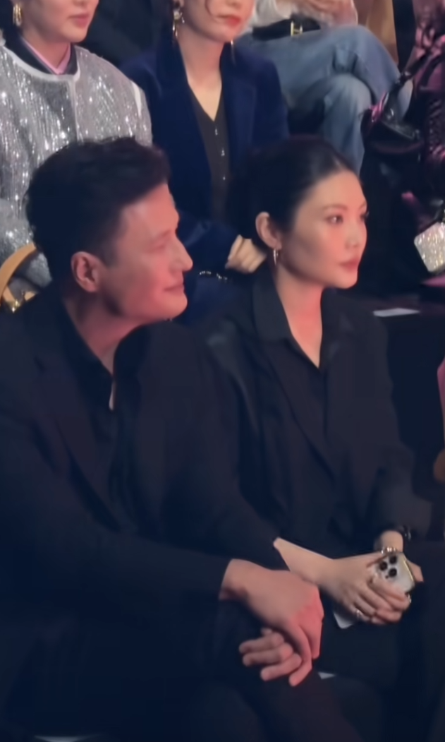这是谁啊？光看侧脸我以为发哥呢！