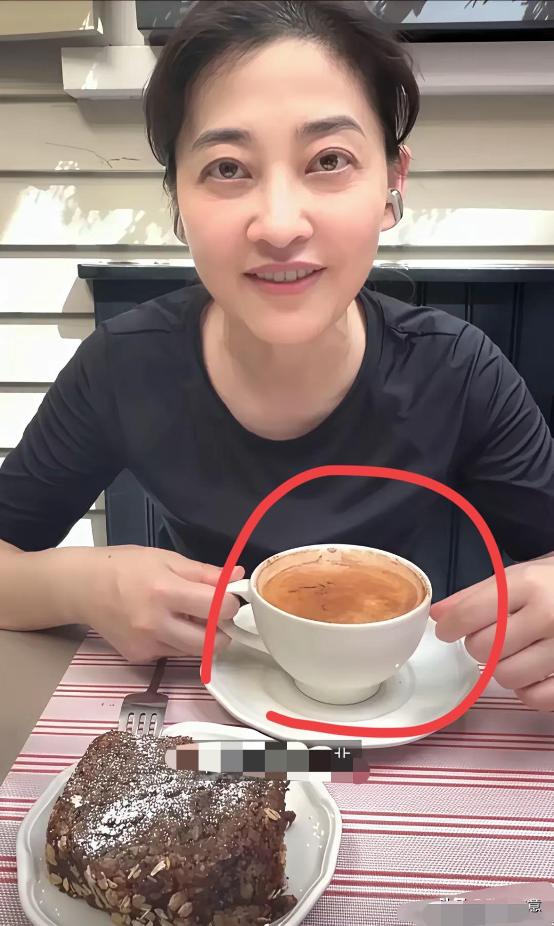 梅婷喝的是什么，是不是咖啡