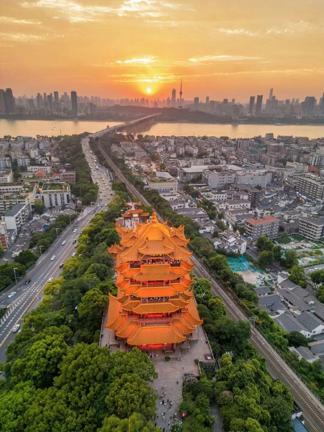 武汉和长沙，这俩城市都超有魅力，选在哪定居还挺纠结。武汉是九省通衢，高校云集，