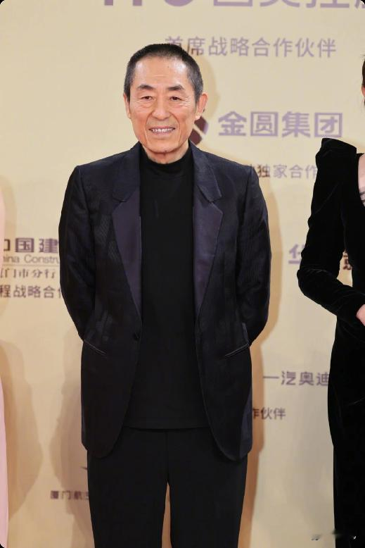张艺谋和张纪中都是娱乐圈知名大导演，年龄也基本相当可是张纪中70多了身体是真厉害，还能生三胎，而张艺