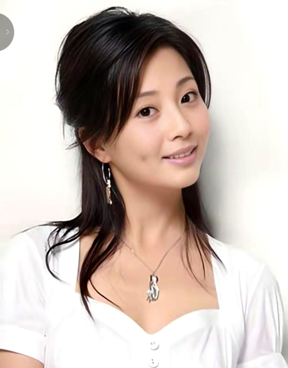 殷桃为了一个角色，把自己活成了角色的样子。在《人世间》拍摄前，导演说