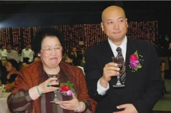 一次酒会中，王健林正与陈丽华碰杯时，一旁的迟重瑞按捺不住崇拜之情，也举杯过来说：