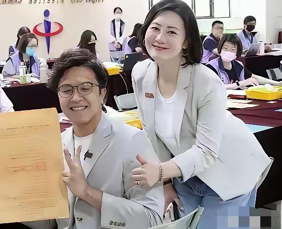 吴思瑶和沈伯洋传出绯闻，之前与柯建铭“一吻定情”。三人都是台独顽固分子，吴思瑶