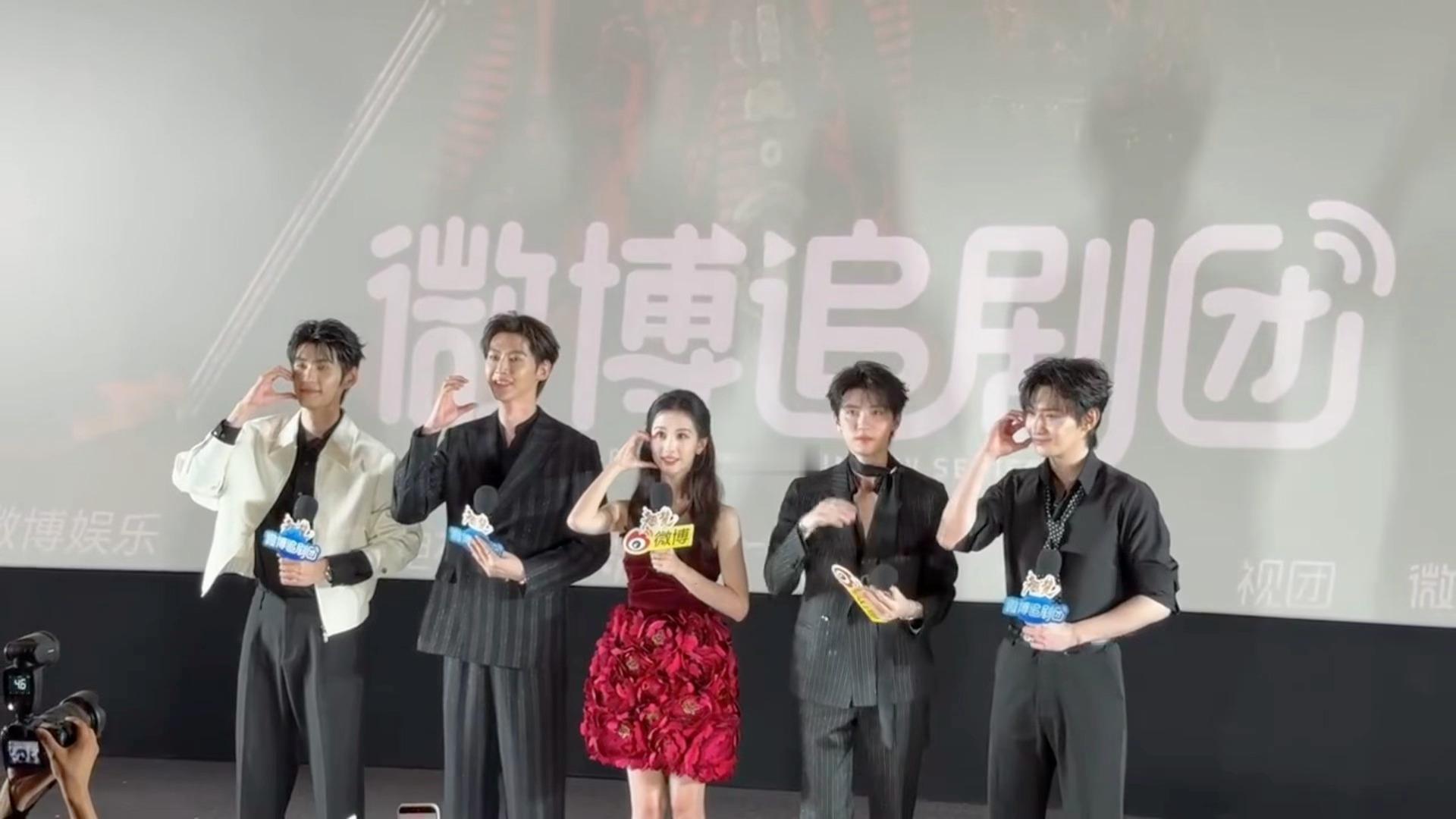 哈哈哈哈复刻比心名场面翘楚全员复刻比心名场面陈都灵比心军训2.0